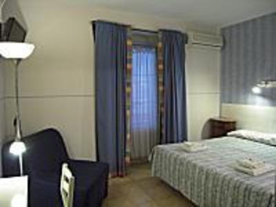 фото отеля Hostal la Zona