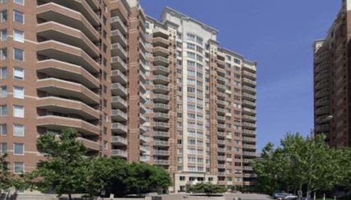 фото отеля Basic Overnight Quarters Meridian At Pentagon City Apartment
