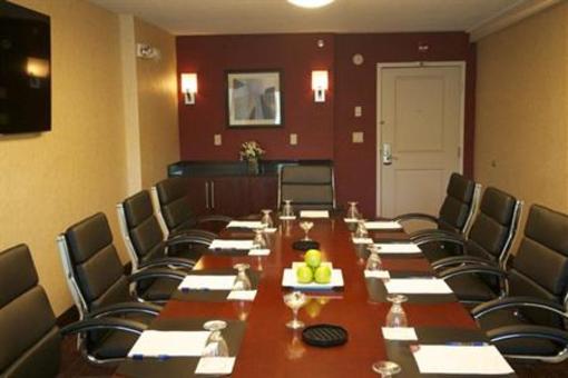 фото отеля Crowne Plaza Boston Woburn