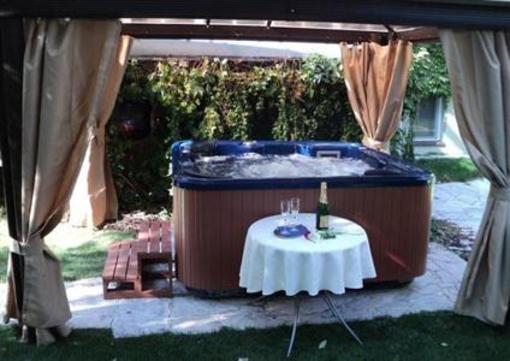 фото отеля Hotel Bow Garden Komarno