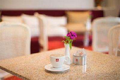 фото отеля Meriton Old Town Garden Hotel