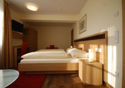 фото отеля Landhotel & Weingasthof Schwarzer Adler