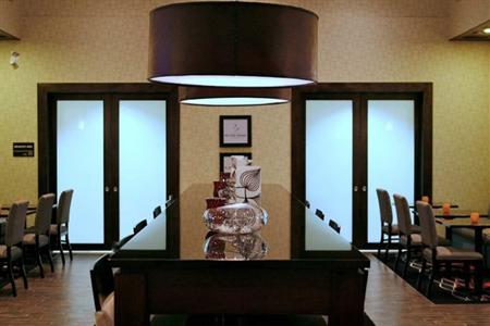 фото отеля Hampton Inn & Suites by Hilton Red Deer