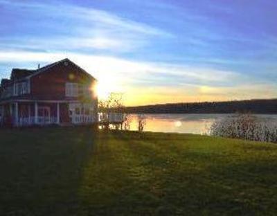 фото отеля Sunset On The River B & B