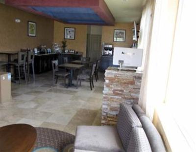 фото отеля Pearsall Inn and Suites