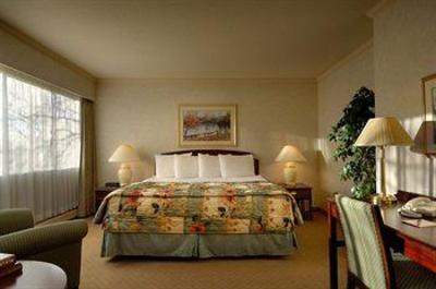 фото отеля Royal Scot Hotel & Suites