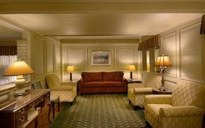 фото отеля Royal Scot Hotel & Suites
