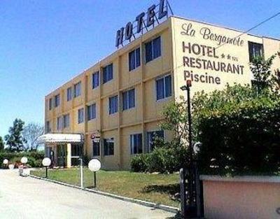 фото отеля Logis La Bergamote Hotel Saint-Etienne-du-Bois