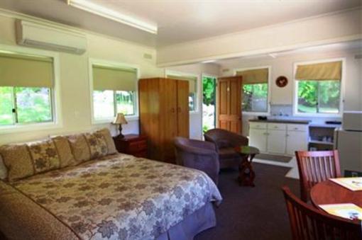 фото отеля Alpine Park Riverside Cottages