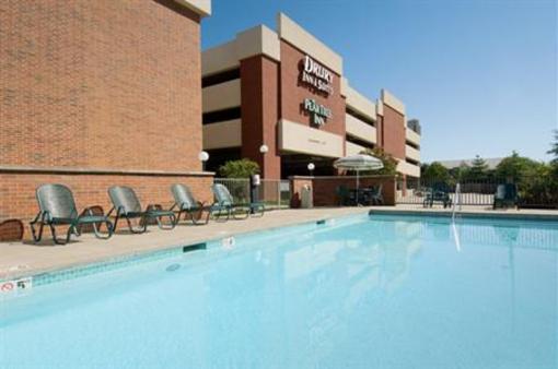 фото отеля Pear Tree Inn Overland Park