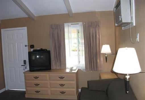 фото отеля Tri-Valley Inn & Suites