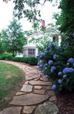 фото отеля Madison Oaks Inn & Gardens
