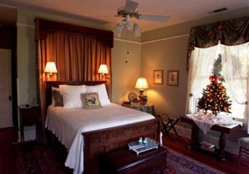 фото отеля Madison Oaks Inn & Gardens