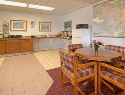 фото отеля Super 8 Costa Mesa Newport Beach Area