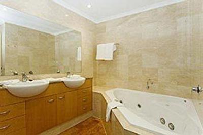 фото отеля Kirra Beach Apartments