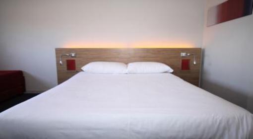 фото отеля Travelodge Cheshunt
