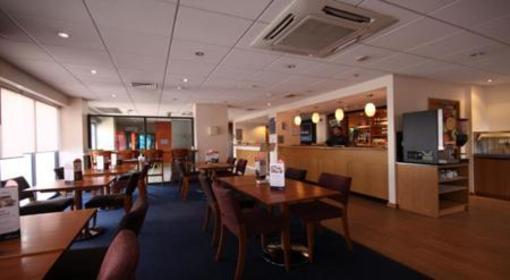 фото отеля Travelodge Cheshunt