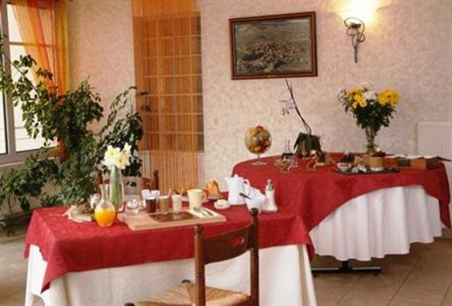 фото отеля Auberge De Clochemerle Vaux-en-Beaujolais
