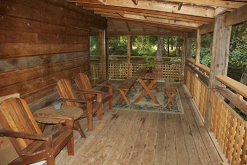 фото отеля Quadra Island Boutique Hostel