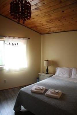 фото отеля Quadra Island Boutique Hostel