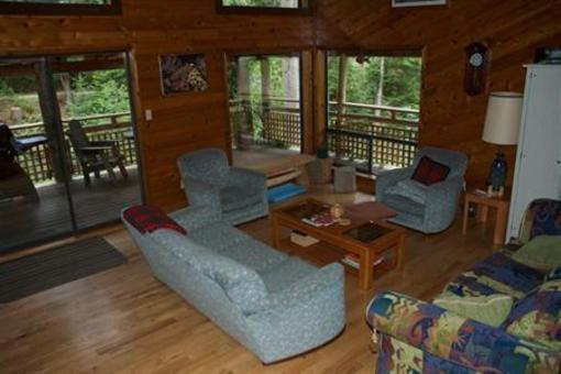 фото отеля Quadra Island Boutique Hostel