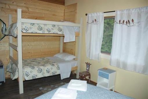 фото отеля Quadra Island Boutique Hostel