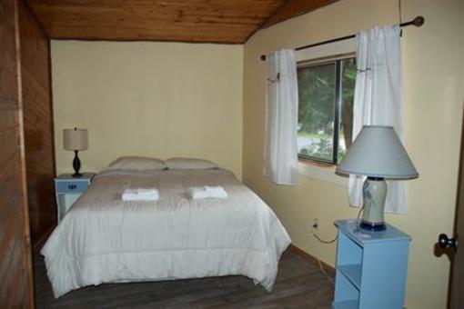 фото отеля Quadra Island Boutique Hostel
