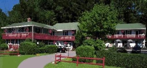 фото отеля Season's Pass Inn