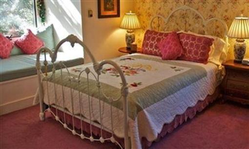 фото отеля Romantic Riversong Bed and Breakfast Inn