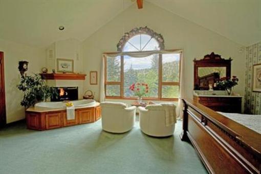 фото отеля Romantic Riversong Bed and Breakfast Inn