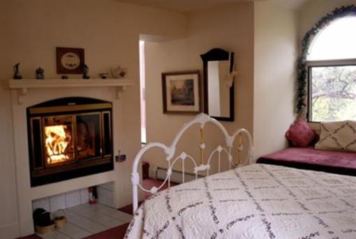 фото отеля Romantic Riversong Bed and Breakfast Inn