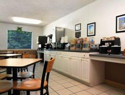 фото отеля Econo Lodge Inn & Suites Pensacola