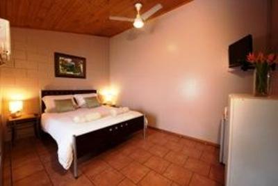 фото отеля Dougies Backpackers Resort