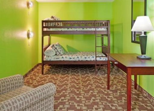 фото отеля Holiday Inn Express Hotel & Suites St Charles