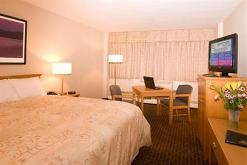 фото отеля Woodlands Inn & Suites
