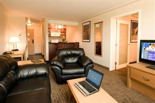 фото отеля Woodlands Inn & Suites
