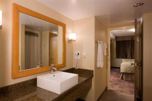 фото отеля Woodlands Inn & Suites