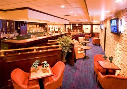 фото отеля Woodlands Inn & Suites