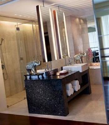 фото отеля Lakeside Chalet Apartments Mumbai