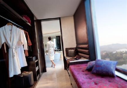 фото отеля Lakeside Chalet Apartments Mumbai