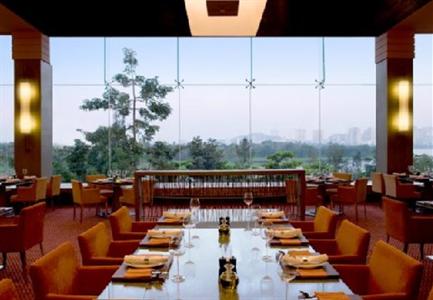 фото отеля Lakeside Chalet Apartments Mumbai