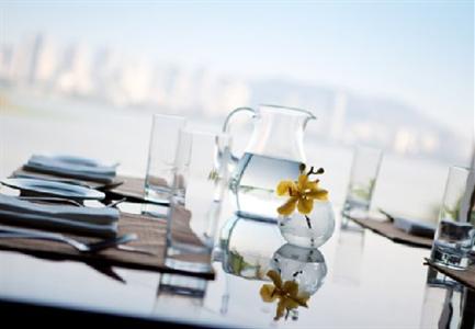 фото отеля Lakeside Chalet Apartments Mumbai