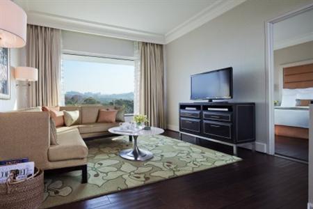 фото отеля Lakeside Chalet Apartments Mumbai