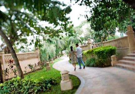 фото отеля Lakeside Chalet Apartments Mumbai