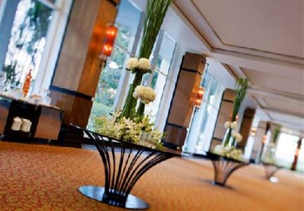 фото отеля Lakeside Chalet Apartments Mumbai
