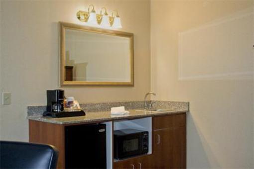 фото отеля Holiday Inn Express Lancaster (California)