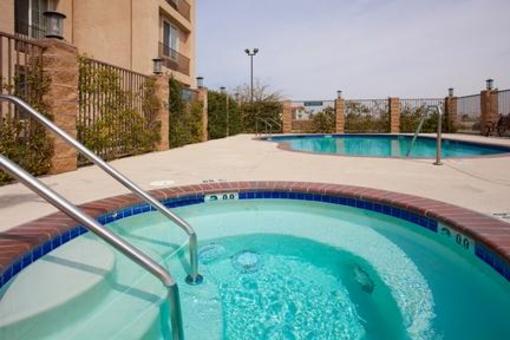 фото отеля Holiday Inn Express Lancaster (California)
