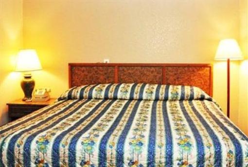 фото отеля Travelers Inn and Suites Wharton