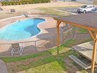 фото отеля Travelers Inn and Suites Wharton