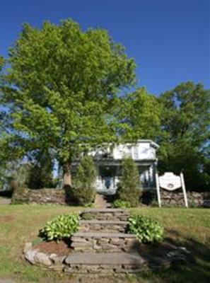фото отеля 42 Montgomery Bed & Breakfast Cherry Valley